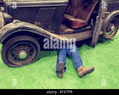 Auto appassionato di lavorare su un vintage degli anni trenta Ford auto berlina Foto Stock