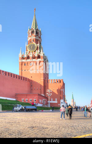 Mosca, Russia - novembre 07.2018: sorprendente orologio da torre Spasskaya del Cremlino di Mosca nel centro storico e culturale della città Foto Stock