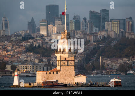 Maiden's Tower (Kız Kulesi) ex faro sul Bosforo ad Istanbul in Turchia Foto Stock