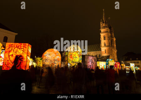 Muensterplatz, Basilea, Svizzera - Febbraio 20th, 2018. Il Carnevale di Basilea. Belle lanterne illuminato di fronte al Basilea minster Foto Stock