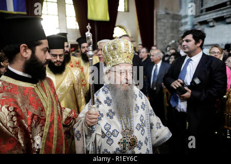 Il vescovo Anthimos durante una dossologia presso la chiesa di San Demetrio, il santo patrono di Salonicco, Grecia Foto Stock