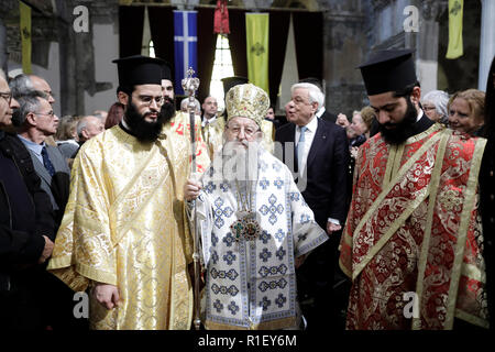 Il vescovo Anthimos durante una dossologia presso la chiesa di San Demetrio, il santo patrono di Salonicco, Grecia Foto Stock