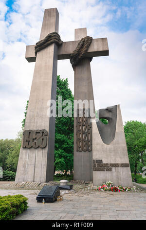 Poznan monumento, vista del monumento alle vittime del 1956 giugno in Piazza Adam Mickiewicz (Plac Mickiewicza), Poznan, Polonia. Foto Stock