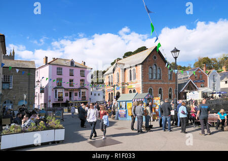 I turisti alla banchina cittadina nel cuore di Fowey, Cornwall, Regno Unito Foto Stock