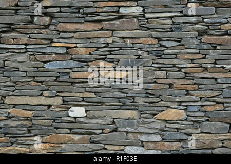 Una nuova costruzione in pietra a secco muro nel distretto del lago, Cumbria, Inghilterra, Regno Unito. Foto Stock