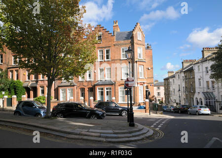 Architettura del periodo dei mattoni rossi a gradini nelle tranquille vie residenziali di Hampstead, Londra NW3, Inghilterra, Regno Unito. Foto Stock