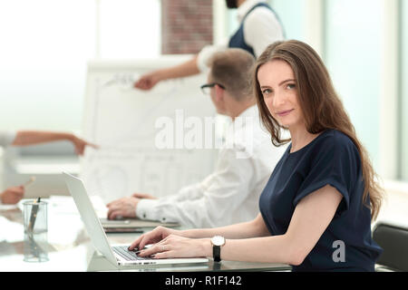 Il team Aziende è discutere di un nuovo progetto di marketing. Foto Stock