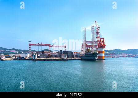 YANTAI, Shandong, Cina - 21LUG2018: Il CIMC Raffles cantiere navale. Il complesso comprende uno dei più grandi bacini di carenaggio nel mondo. Foto Stock