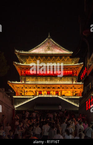 XIAN, Cina - 25LUG2017: vista notturna della Torre del Tamburo che è stato costruito in 1380 duiring l inizio della dinastia Ming. Foto Stock