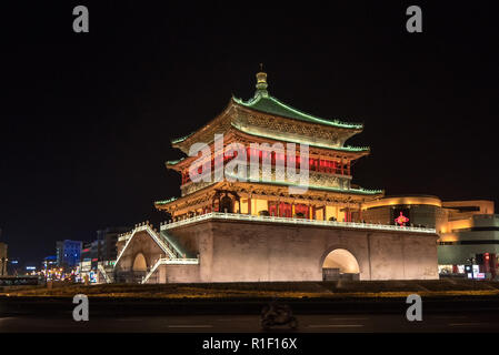 XIAN, Cina - 25LUG2017: vista notturna del campanile che fu costruito nel 1384 duiring l inizio della dinastia Ming. Foto Stock