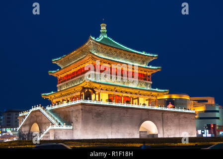 XIAN, Cina - 25LUG2017: vista notturna del campanile che fu costruito nel 1384 duiring l inizio della dinastia Ming. Foto Stock