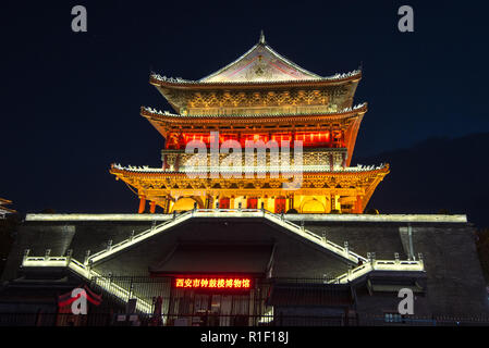 XIAN, Cina - 25LUG2017: vista notturna della Torre del Tamburo che è stato costruito in 1380 duiring l inizio della dinastia Ming. Foto Stock