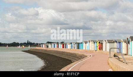 Cabine sulla spiaggia, a Brightlingsea, Essex Foto Stock