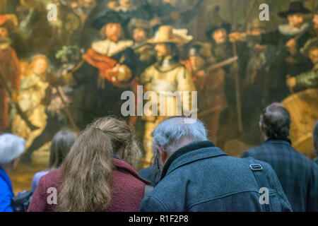 Coppia al Nachtwacht pittura presso il Rijksmuseum Amsterdam Paesi Bassi 2018 Foto Stock