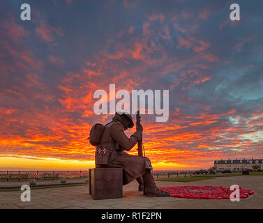 "Tommy' all'alba sul ricordo Domenica, Seaham, County Durham, Regno Unito Foto Stock