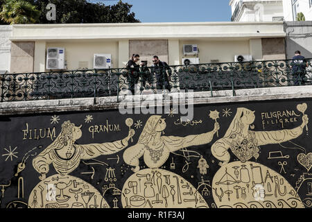 Arte di strada in Largo de Sao Carlos, Lisbona, di fronte al Teatro Nazionale di Sao Carlos. Foto Stock