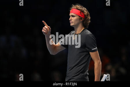 La Germania Alexander Zverev reagisce dopo aver vinto il primo set in uomini singoli durante il giorno due di Nitto ATP finali all'O2 Arena, Londra. Foto Stock