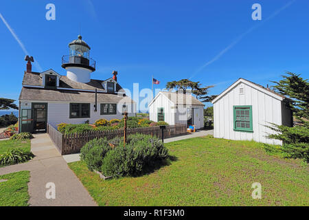 I giardini e la dépendance del punto Pinos, la più antica opera continuamente faro sulla costa ovest, sulla baia di Monterey in Pacific Grove, California Foto Stock