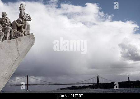 Padrão dos Descobrimentos o il Monumento delle Scoperte, è un monumento sulla banca del fiume Tago nella parrocchia civile di Santa Maria de Belém, Li Foto Stock