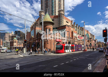 Sydney light rail si ferma a Paddy's Markets.la Sydney Light Rail network è di servire la città australiana di Sydney. Australia:13/04/2018 Foto Stock