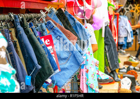 Il denim vintage shorts in mostra presso il mercato di Camden a Londra Foto Stock