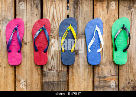 London, Regno Unito - 1 Settembre 2018 - flip flop in vari colori sul display a Camden Town Foto Stock