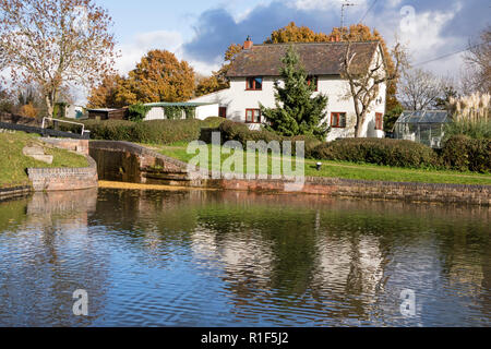 Stratford upon Avon Canal in autunno la luce a Kingswood Junction, Lapworth, Warwickshire, Inghilterra, Regno Unito Foto Stock