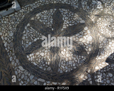 Mosaico di ciottoli in piazza nel quartiere ebraico di Granada, Andalusia Foto Stock