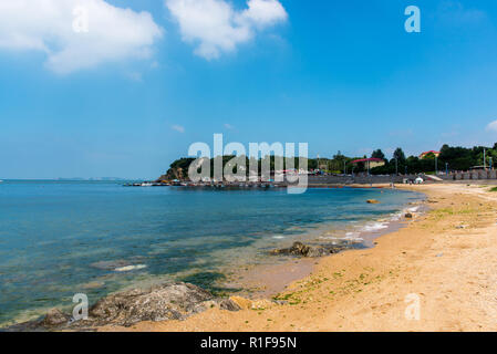 YANTAI, Shandong, Cina - 16LUG2018: Moon Bay, con l'Est Fort e Dongpaotai scenic area dietro Foto Stock