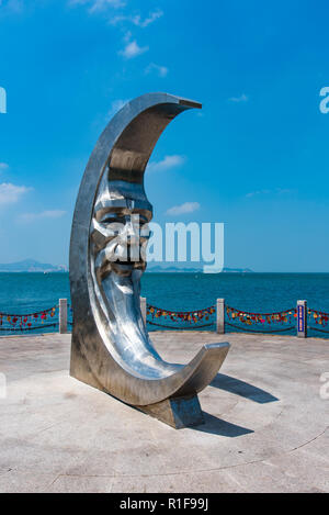 YANTAI, Shandong, Cina - 16LUG2018: Luna scultura a Moon Bay Foto Stock