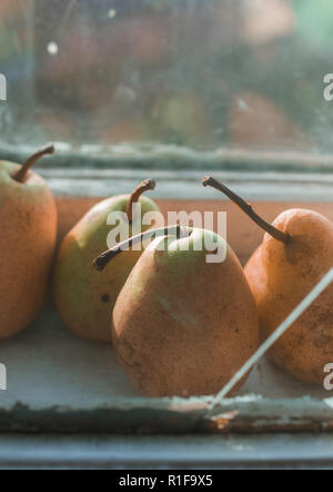 Quattro rie di pere nella finestra della cucina Foto Stock