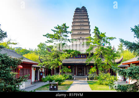 XIAN, Cina - 27LUG2018: La piccola Pagoda dell'Oca Selvaggia si trova all'interno del tempio Jianfu complesso e date al codolo Dynsaty. Foto Stock