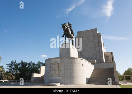 Monumento a Jan di Zizkov a Praga Repubblica Ceca, in una limpida giornata estiva, raffigurante una statua di un forte guerriero medievale a cavallo Foto Stock