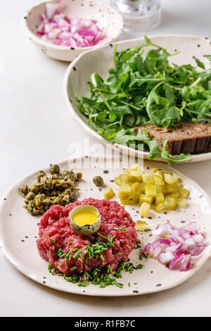 Tartare di manzo con uovo di quaglia Foto Stock