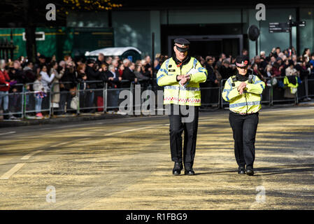 Gli ufficiali di polizia di controllo simultaneamente i loro orologi al signore sindaco di mostrare Parade, Londra. Tempo controllare. La sincronizzazione degli orologi. La sincronizzazione Foto Stock