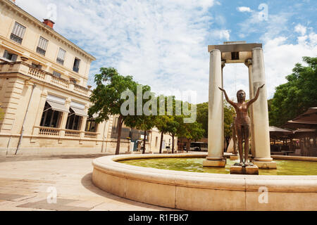 Statua fontana Martial Raysse Nimes place d'Assas Foto Stock