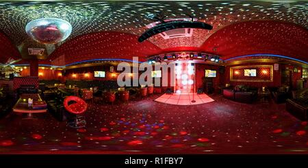 Visualizzazione panoramica a 360 gradi di BREST, Bielorussia - Aprile 22, 2014: 360 panorama equirettangolare proiezione sferica in interier rosso di lusso club karaoke