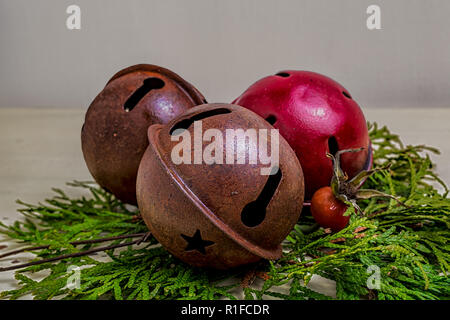 In vecchio stile campane con rami di cedro e di rosa canina. Foto Stock