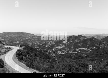 Il Mulholland autostrada a Los Angeles vicino Rocky Oaks Park in bianco e nero. Foto Stock