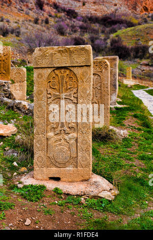 Croce armena scolpiti sulla pietra di colore arancione Foto Stock