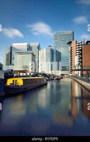 Chiatte ormeggiate al Blackwall bacino, Canary Wharf, Docklands, East London, Regno Unito Foto Stock