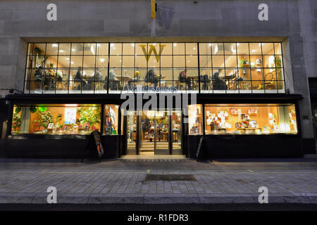Waterstones book shop in serata, vista da Jermyn Street di Piccadilly store, Regno Unito Foto Stock