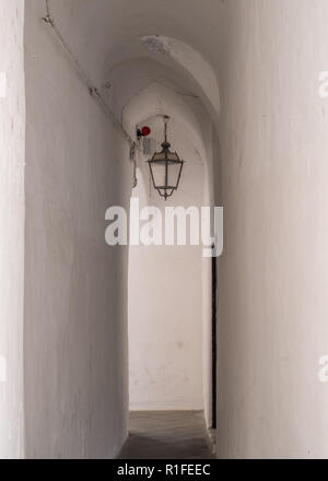 Stretto passaggio arcuato con lampada nella città di Amalfi sulla Costiera Amalfitana, Italia meridionale. Foto Stock