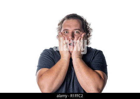 Ritratto di stupito uomo eccitato il doesn t credere il suo successo, tiene le mani sulla testa, dice omg o wow Foto Stock