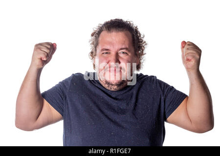 L'uomo grida, sollevando le sue mani fino a pugni. Foto Stock