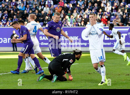 Aaron HUNT (HH, destra), frustrato dopo occasione persa, Nicolai RAPP (Aue, sinistra) cheers, frustrato delusione, deluso, sconsolato, sconfitta, calcio seconda Bundesliga, XIII GIORNATA Erzgebirge Aue (AUE) - HSV Amburgo Amburgo Amburgo (HH) 1: 3, su 10.11.2018 a Aue / Germania. € | Utilizzo di tutto il mondo Foto Stock