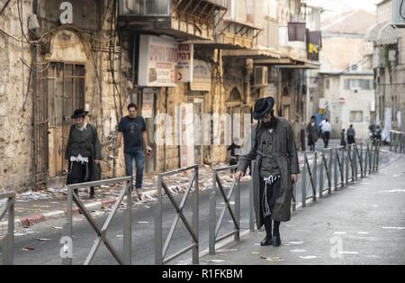 Gerusalemme, Israele. 30 ott 2018. Un punto di vista strettamente ebreo ortodosso passeggiate attraverso il complesso Mea Shearim distretto di Gerusalemme. Prima delle elezioni del nuovo sindaco della città vi è la pubblicità elettorale per le strade. (30 ottobre 2018) | utilizzo del credito in tutto il mondo: dpa/Alamy Live News Foto Stock