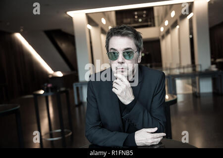 Amburgo, Germania. Xii Nov, 2018. Il musicista Jean-Michel Jarre a scattare una foto prima di una conferenza stampa sul programma 'Inverno di Luna' ad arte. Credito: Christian Charisius/dpa/Alamy Live News Foto Stock