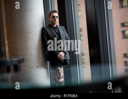 Amburgo, Germania. Xii Nov, 2018. Il musicista Jean-Michel Jarre a scattare una foto prima di una conferenza stampa sul programma 'Inverno di Luna' ad arte. Credito: Christian Charisius/dpa/Alamy Live News Foto Stock