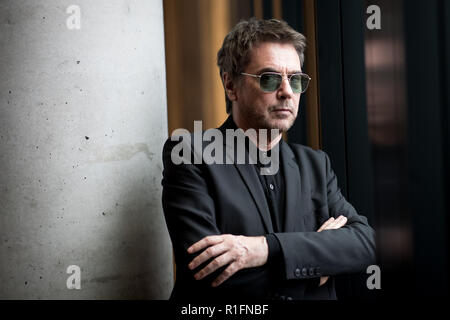 Amburgo, Germania. Xii Nov, 2018. Il musicista Jean-Michel Jarre a scattare una foto prima di una conferenza stampa sul programma 'Inverno di Luna' ad arte. Credito: Christian Charisius/dpa/Alamy Live News Foto Stock